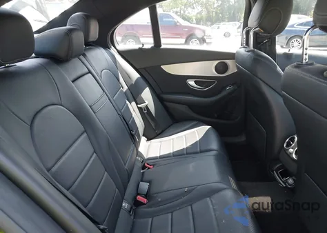 2018 Mercedes-Benz C 300 z USA, uszkodzony, nr VIN 55SWF4JB3JU279848